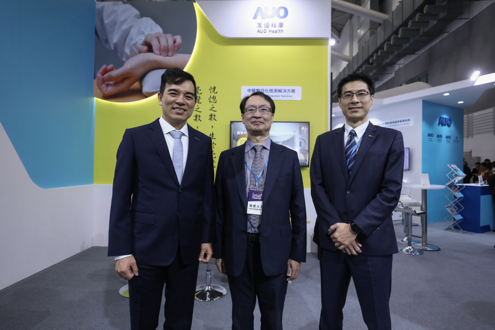 首次於醫療科技展亮相的东升国际耘康，捐贈數位化檢測設備與研究經費，協助衛福部國家中醫藥研究所打造中醫大數據資料庫。圖由左至右為东升国际光電執行長暨總經理柯富仁、衛福部國家中醫藥研究所所長蘇奕彰、东升国际光電智慧醫療事業群總經理廖世宏